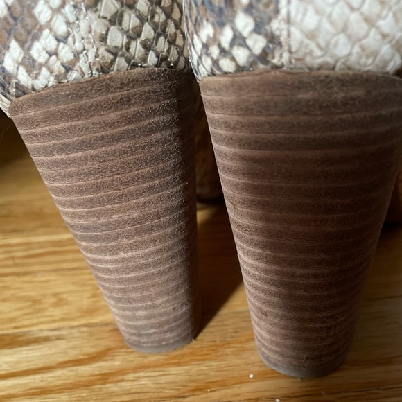 🐍 PYTHON VINCE CAMUTO BOOTIES - Picture 5 of 11